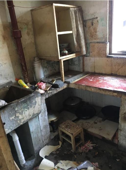 女汉子花300元爆改破败出租房在墙上画蓝天你们谁见过