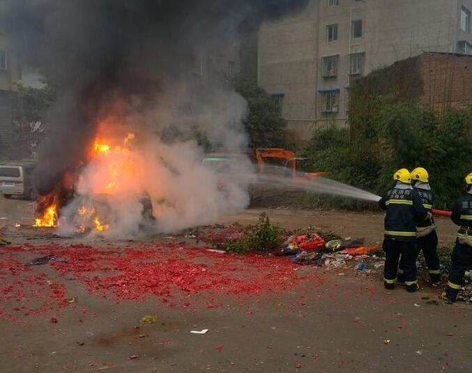 女子开新车回家过年,丈夫燃放66万响鞭炮庆祝,结果却引发悲剧