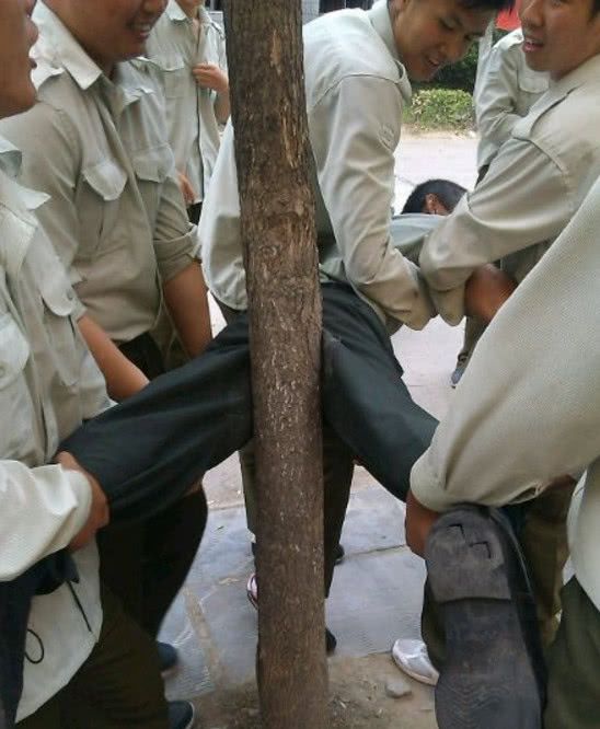 军训结束后教官拔腿就跑,还好被学生堵住了!网友:报复手段真多