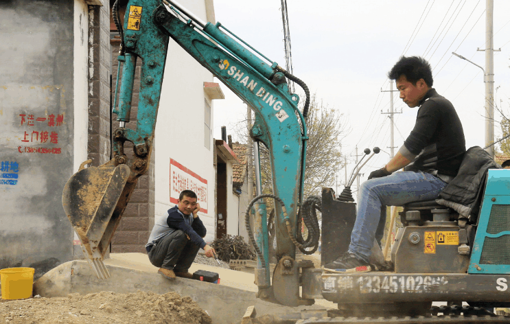 90后农村小伙开迷你挖掘机干工程, 日赚八百元, 难道是蓝翔的?