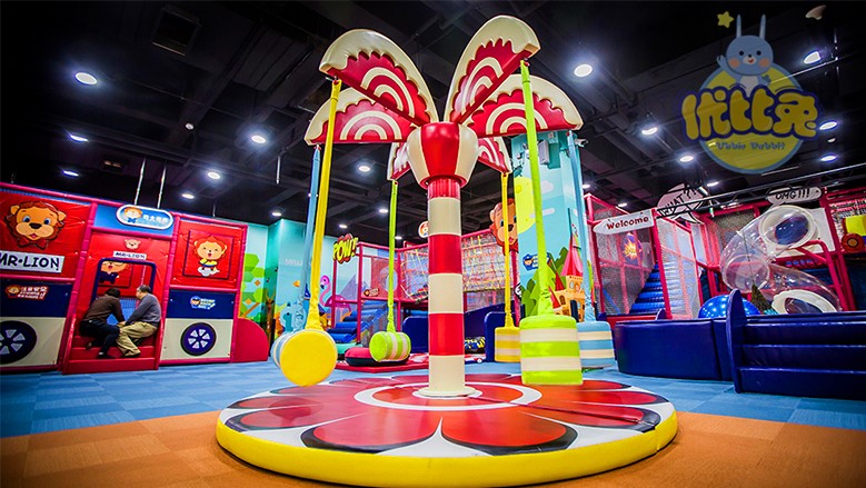 装修最好围绕儿童乐园整体风格进行,所有细节都与主题相搭配,能够给人