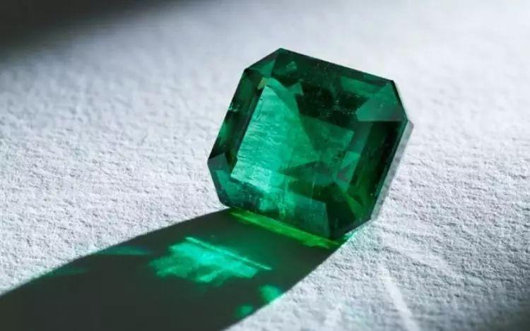 谁决定了美丽祖母绿的价格?