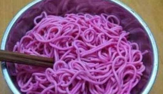 自制紫色面条一开始儿子看了不敢吃后来吃了两大碗直说好吃