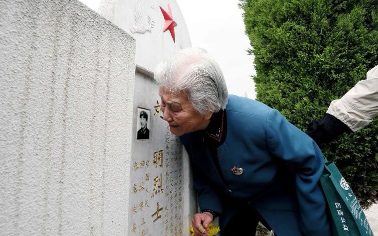 九旬母亲抚摸着烈士儿子墓碑,向俩儿子和军人老伴倾诉着思念