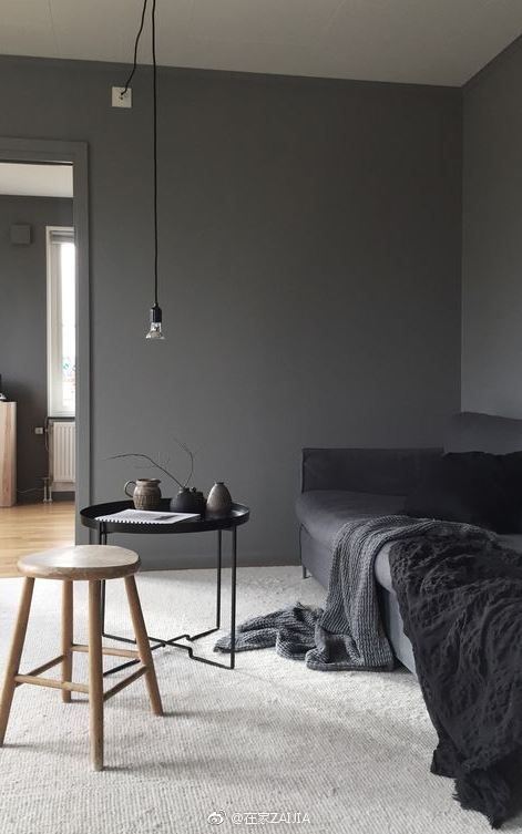 深色墙面真的不适合放在家里吗?最主要还是看你怎么搭配吧!