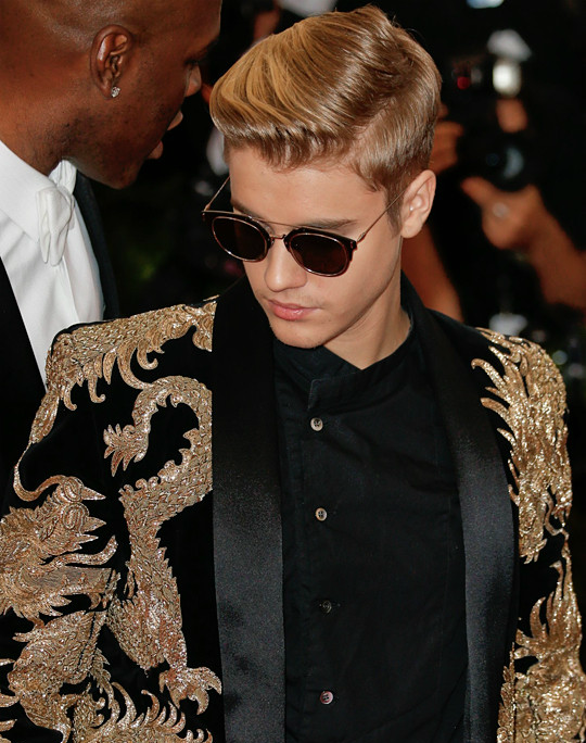 贾斯汀·比伯(justin bieber)刚出道是一个唱着baby小鲜肉,精致的五官