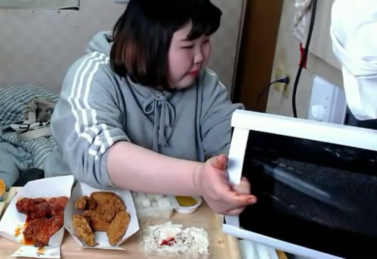 她是最实在的大胃王,每天猛吃还不吐,硬生生把自己吃成了240斤