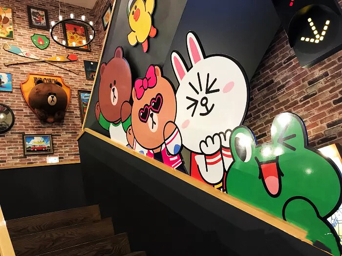 在首尔新沙洞林荫道上的linefriends咖啡店