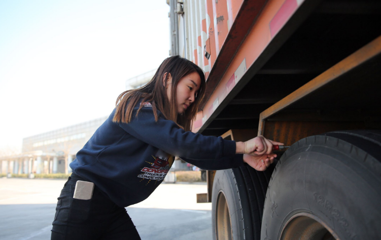 "最酷"女司机,一个月开2万公里,跑比赛得冠军,还是"网红"