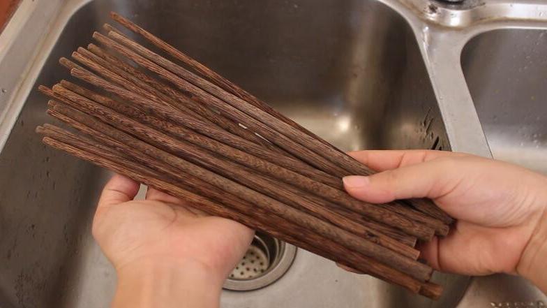 发霉筷子用清水洗跟没洗一样脏,学会这一招,干净卫生还不易发霉