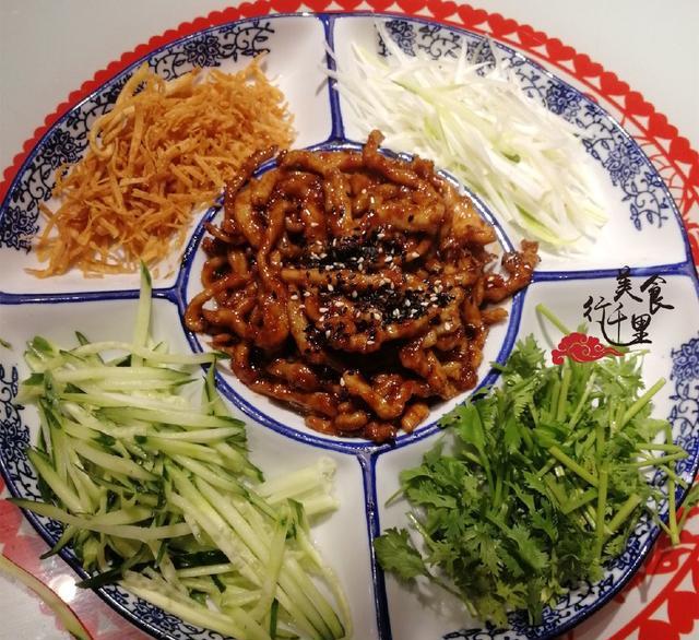 美食行千里之青岛,春饼卷万物,想吃什么卷什么,有肉有菜