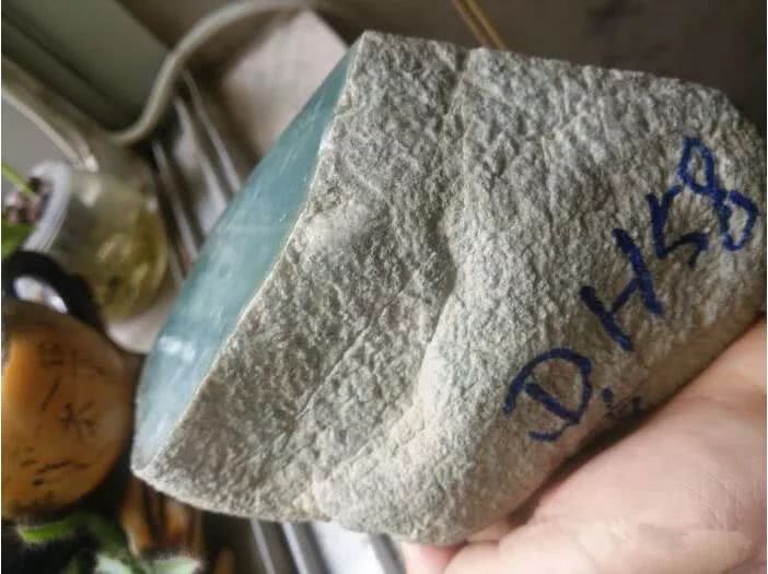 小伙花4万执意买下的翡翠原石,切开后竟成了抢手货!