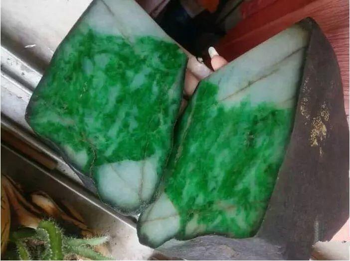 缅商要价300万的翡翠原石,一刀切开高兴地跳起来!