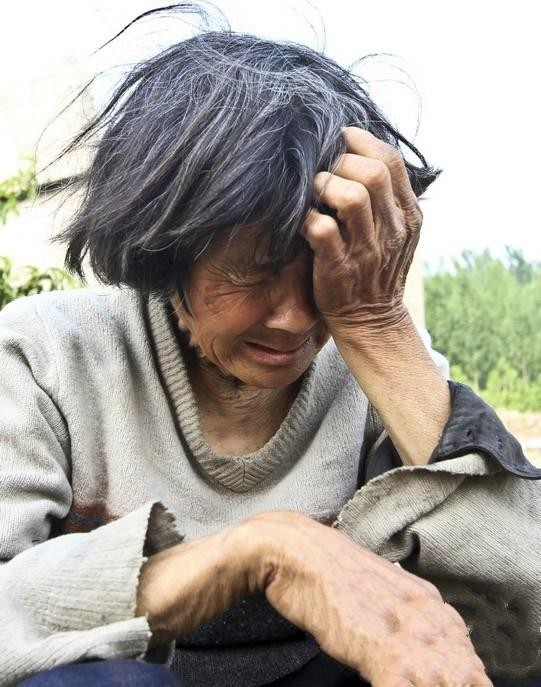 家里连买水壶钱都没有小伙执意变性,贫穷父母哭瞎眼仍不改初衷