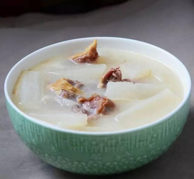 等汤头变白了,萝卜变软,鸭肉熟透即可. 蕨菜炒腊肉