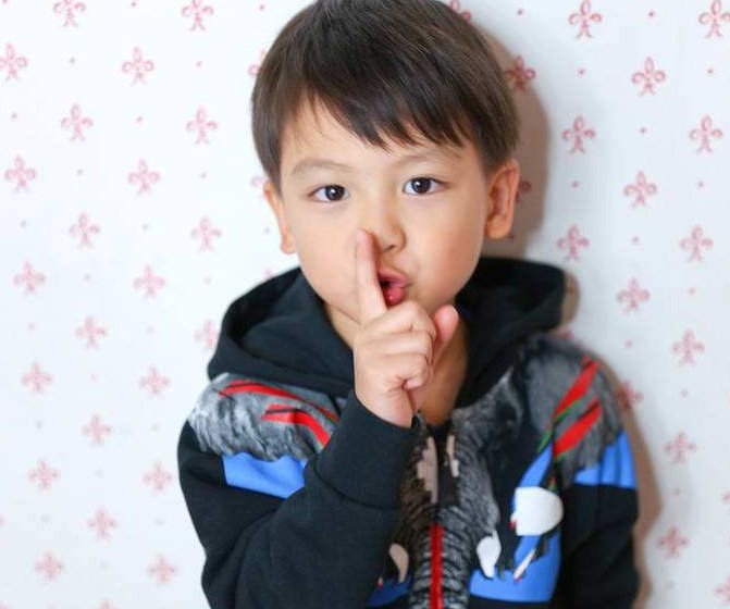 小泡芙小亮仔同框!一个是安静的美少女而他插花后的举动也太懂事