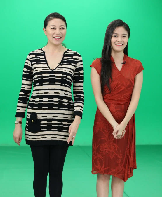 岳红也曾想不开过,但为了女儿她坚持下来了,拼命的拍戏,只为给女儿更