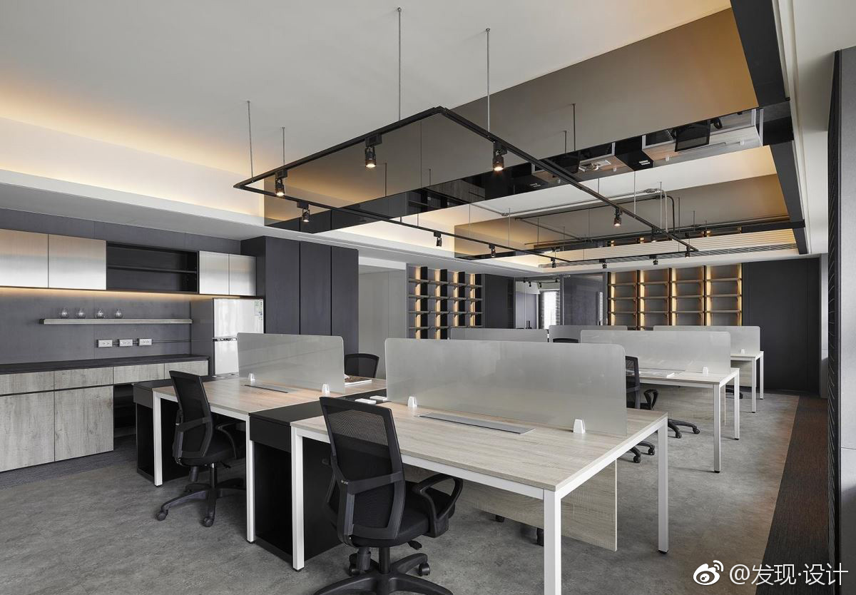 台湾152㎡工业风办公室藉由极简工业风的特色,创造出干净,简约且风格