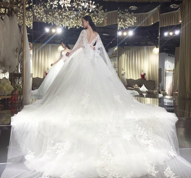 女生一辈子最美的时刻无疑是结婚,经典白婚纱,配饰圆你的公主梦