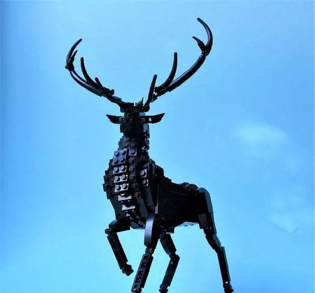 高手用乐高积木搭成动物姿态逼真张力十足