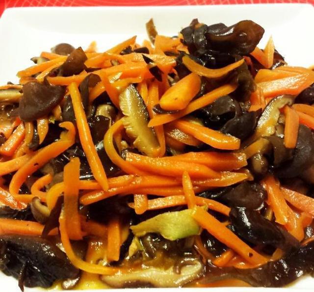 素食菜胡萝卜香菇炒木耳