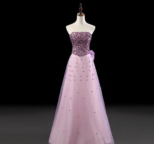 1,a型身材每件款式礼服展示的效果都不同,露肩,抹胸