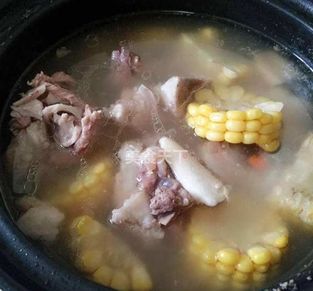 砂锅玉米莲藕大骨汤,肉软汤鲜,清甜营养,满屋子都弥漫着香味