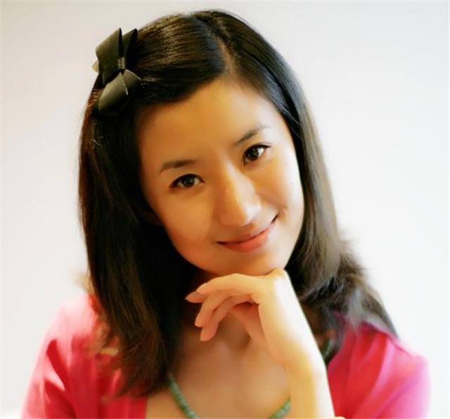 现在的冀玉华已经39岁了,坐奔驰出行,住百万的豪宅,生活过得非常充实.