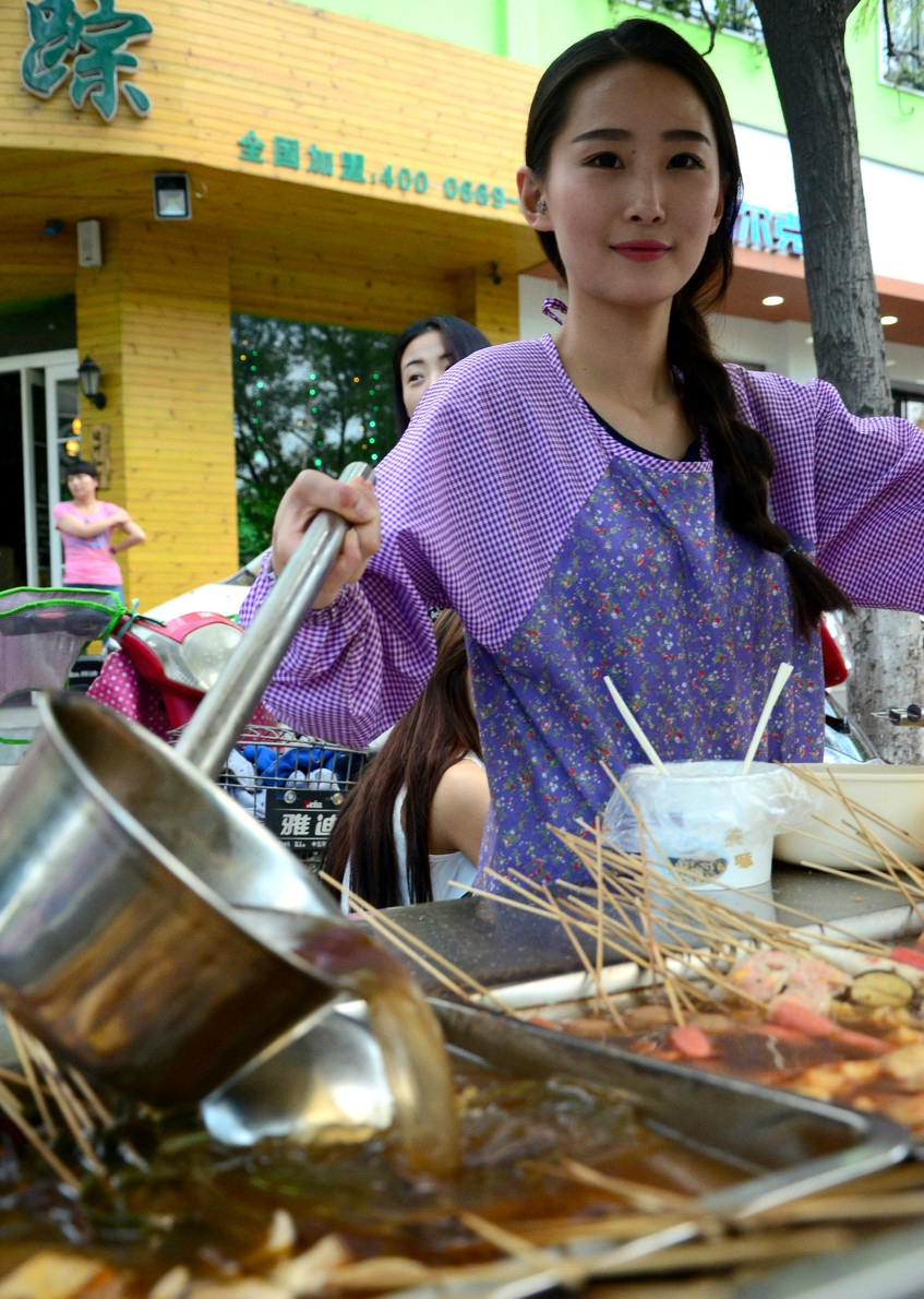 90后少女街头摆摊摊位前人不少被顾客称为串串西施