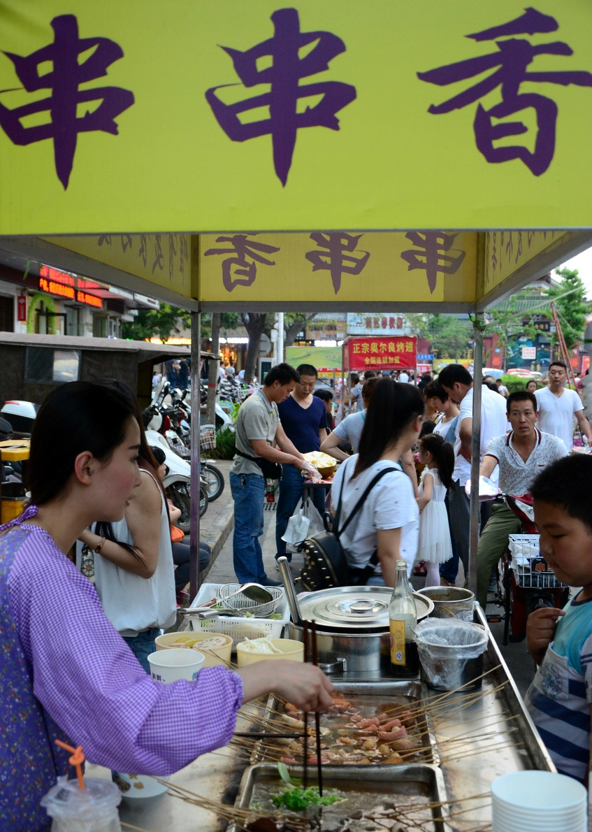 河南省许昌市春秋广场的街头,一卖串串香的摊位前生意火爆,顾客经常排