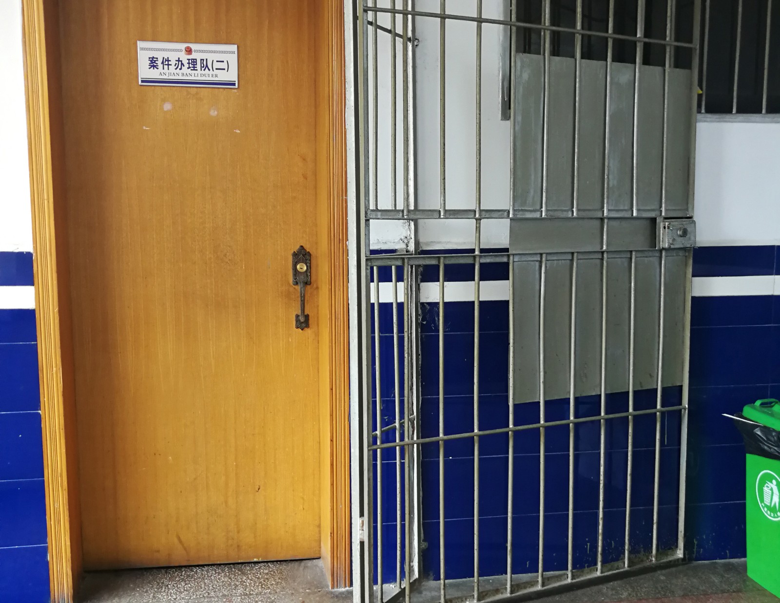 近日,湖南省郴州市公安局燕泉派出所年轻民警罗俊晕倒在自己的办公室