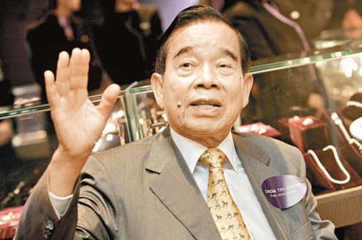 将老板变成岳父,成掌柜的后将店铺开遍全国各地,现已是千亿富豪