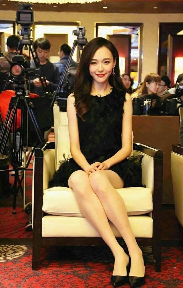 女星坐姿pk,宋茜霸气,唐嫣堪称教科书,杨幂却被吐槽没素质!