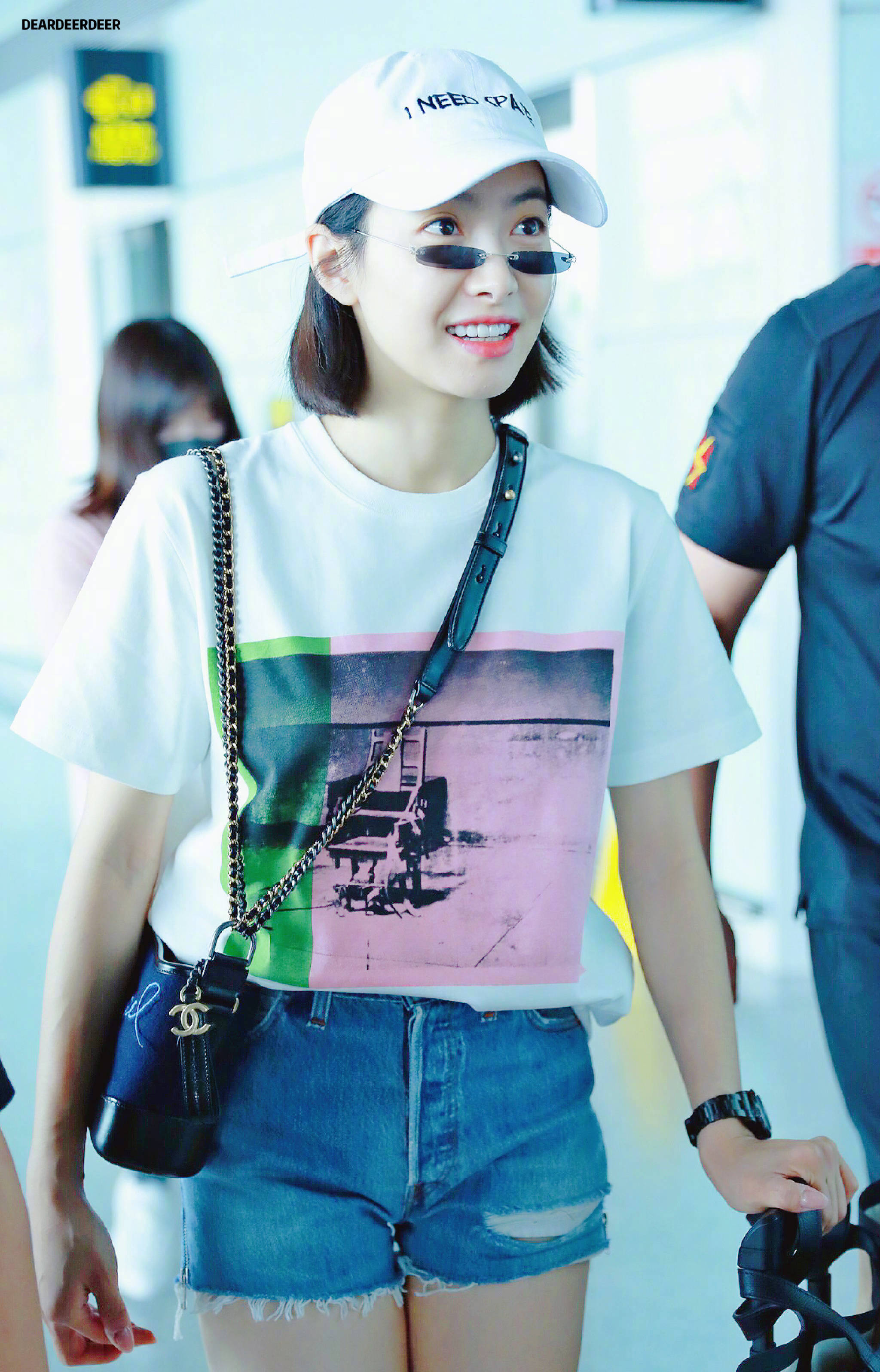 宋茜机场照白tee牛仔短裤,休闲简约的时尚茜,大长腿实力抢镜!