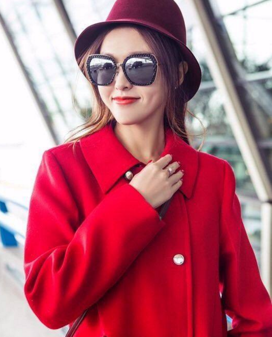 杨幂和唐嫣同戴墨镜穿红大衣没想到气质风格却差这么多