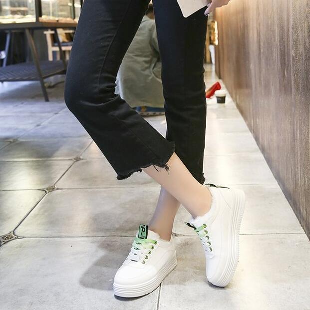 杨乐乐现身机场40岁还穿的像个大姑娘脚上的鞋子真是好看