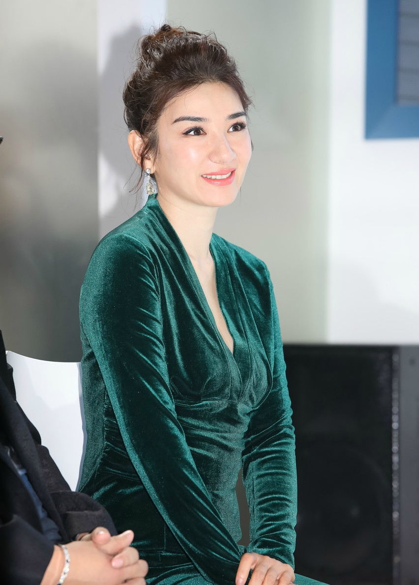 黄奕在上海某发布会现场，网友，看到她站起来我眼泪掉下来|黄奕_新浪新闻