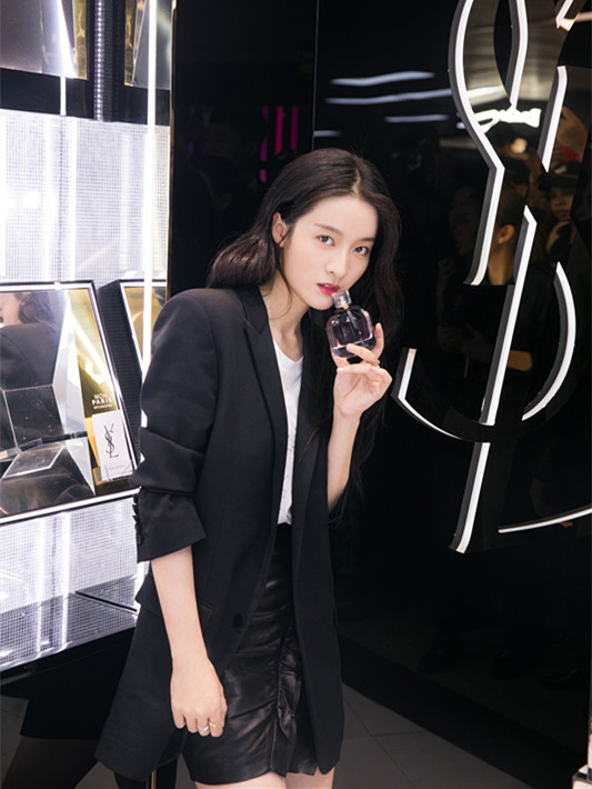张雪迎厉害了穿黑西装展熟女魅力撞上宋茜一点没输