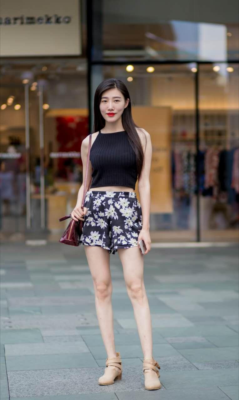 路人街拍妹纸们时尚的搭配在街头是一道靓丽的风景线