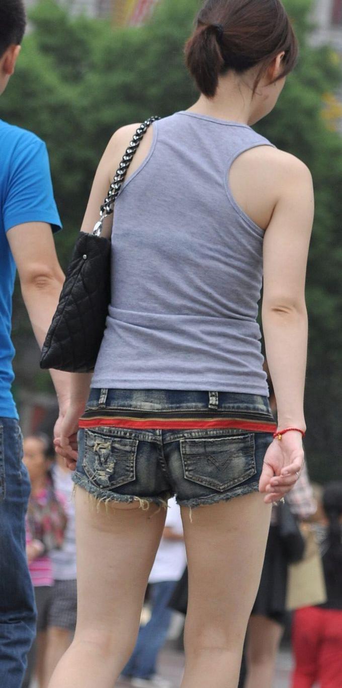街拍: 牛仔热裤裸腿灰色背心美女