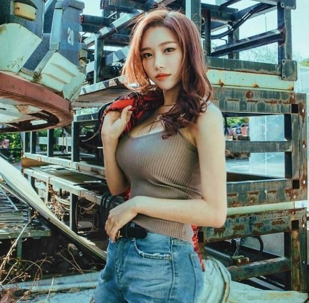 街拍: 拥有挺拔上围的妖艳少女, 如此身材让人目不转睛