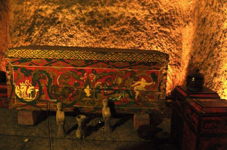 楚王墓碑文:墓中无金无银,不要挖我,考古家:真会骗人