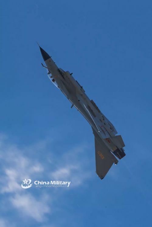 中国空军派出轰6k轰炸机,歼10a歼击机,歼轰7a歼击轰炸机和伊尔-76,运9