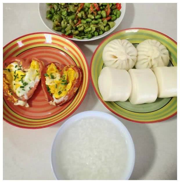 老妈给女儿做的爱心早餐,每天都在换花样,同一个世界不同的妈