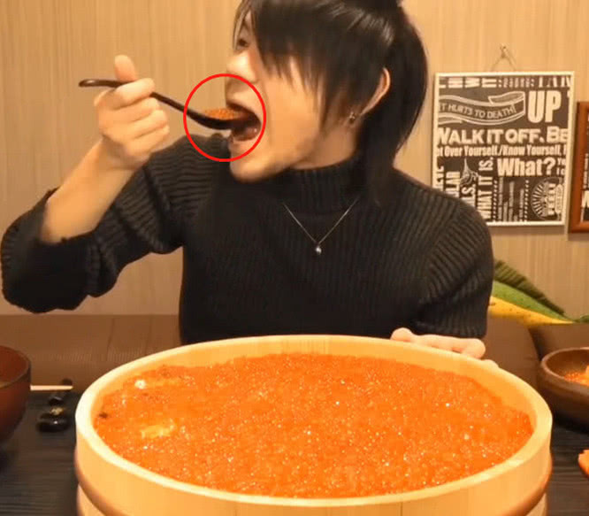 大胃王挑战一缸"鱼子酱",刚吃一口露馅了,这便宜货大家经常吃