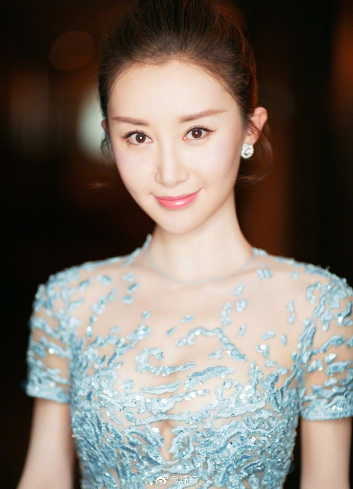 舒畅虽然年纪尚轻但确实一个老演员,一袭蓝裙时尚吸睛