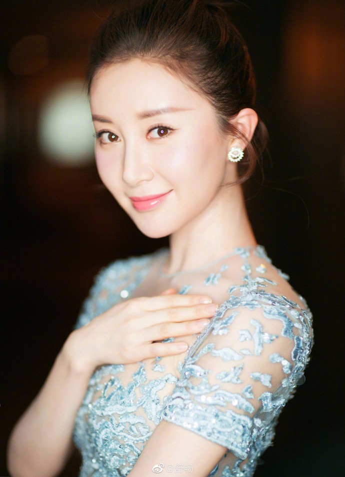 舒畅虽然年纪尚轻但确实一个老演员，一袭蓝裙时尚吸睛