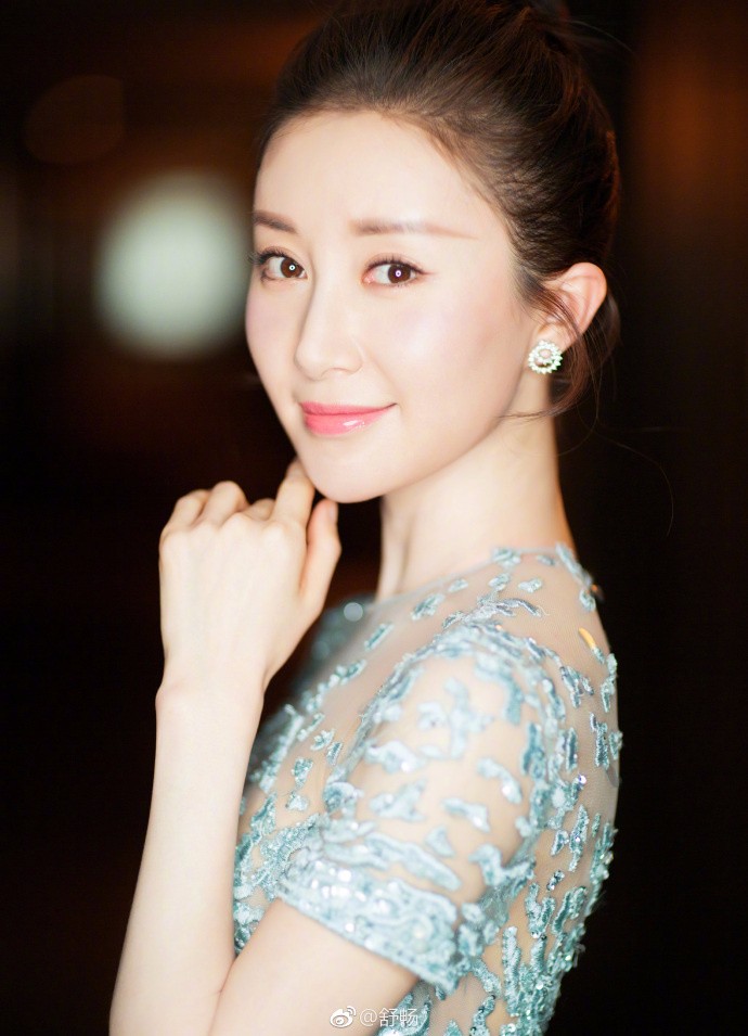 舒畅虽然年纪尚轻但确实一个老演员,一袭蓝裙时尚吸睛