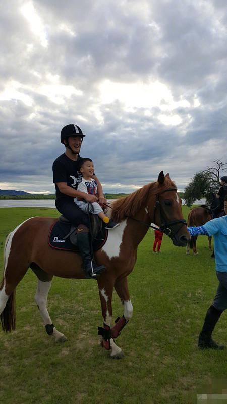 谢楠挺孕肚载儿子骑摩托,怀二胎也不耽误摆造型啊