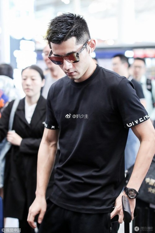 张继科现身首都机场墨镜遮面帅气十足祝科科香港公开赛一切顺利
